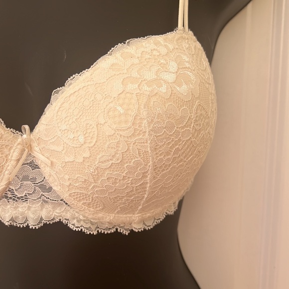 Bras - Picture 2 of 9